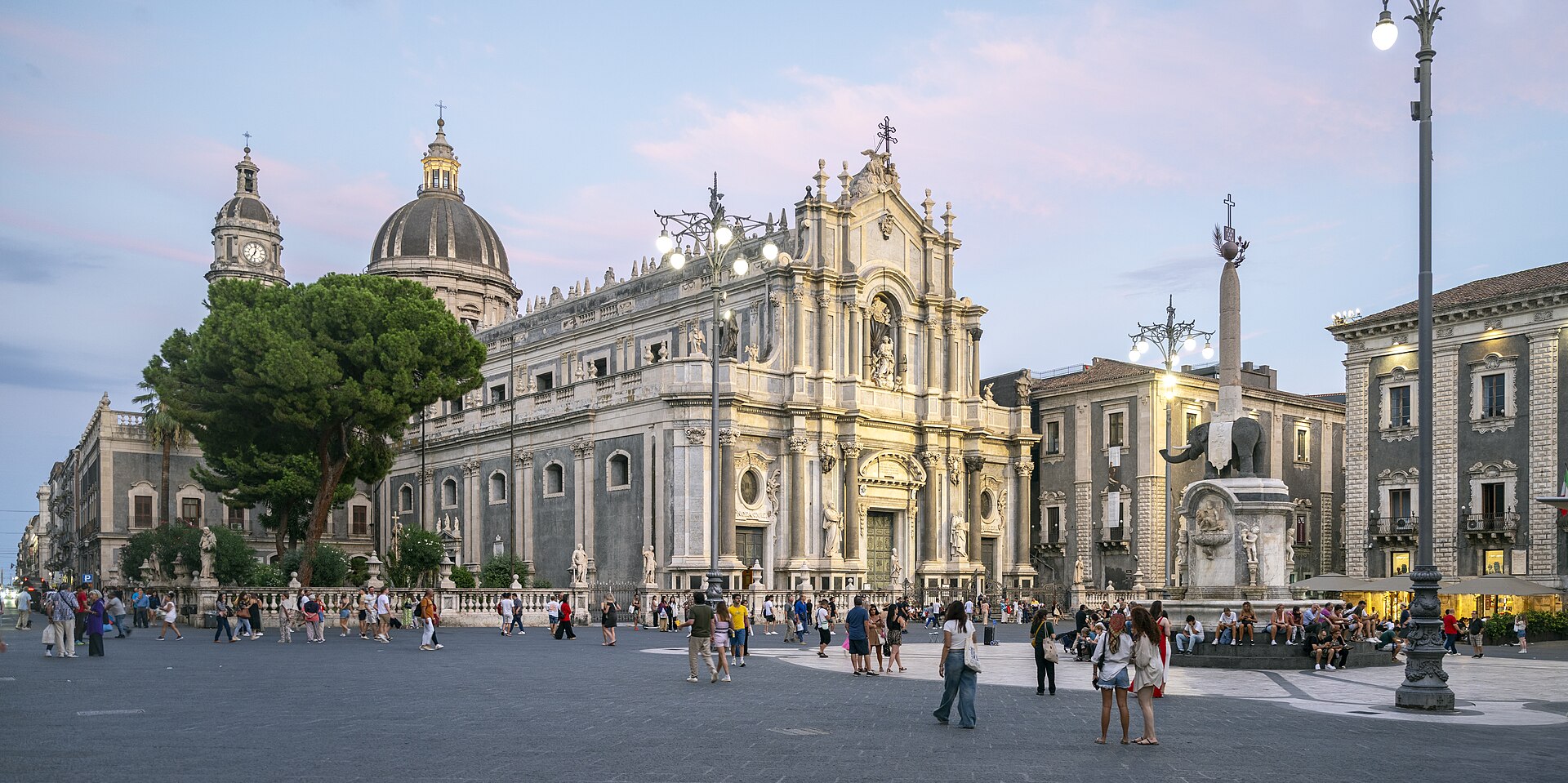 Catania old town walking tour — Piazza del Duomo, fish market and baroque streets from the cruise port